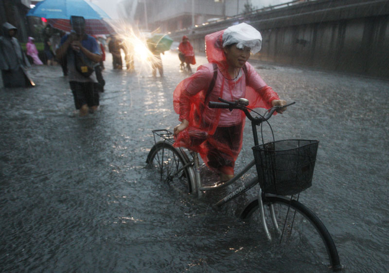 Heavy rain lashes Beijing