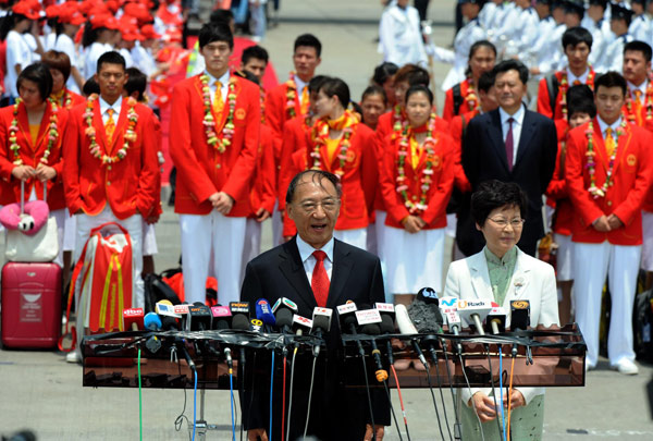 Mainland gold medalists visit Hong Kong