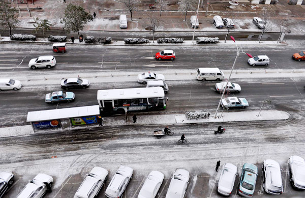 Cold wave brings snow to Inner Mongolia