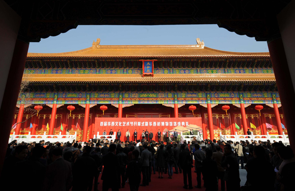 E China museum features Forbidden City palaces