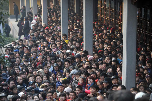 Temple distributes porridge, causing disorder