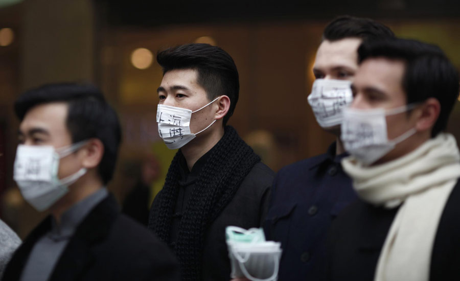 Expatriates distribute face masks in Shanghai