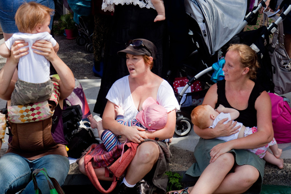 Nursing mothers stage Sydney cafe protest