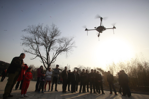 Homemade aerial photo 'spider' takes off