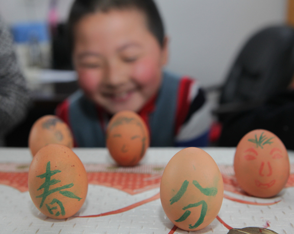 Children stand up eggs to mark Chinese festival