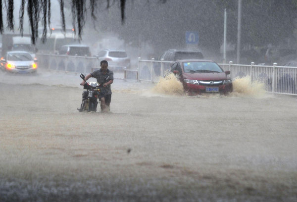 Heavy rain affects traffic in S China