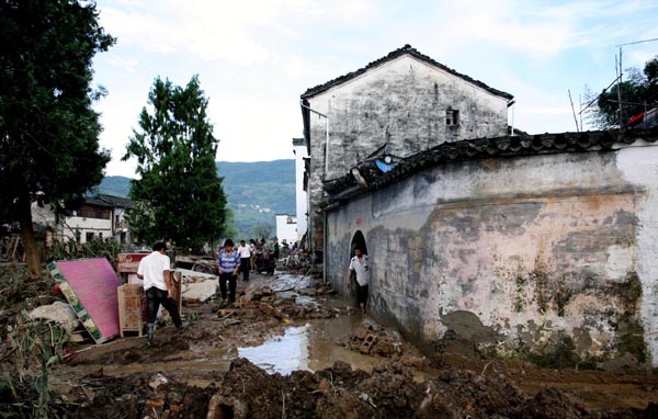 Cleanup begins following deadly floods