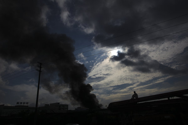 Fire in S China takes down food warehouses