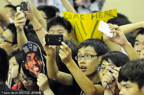 LeBron James meets fans in S China