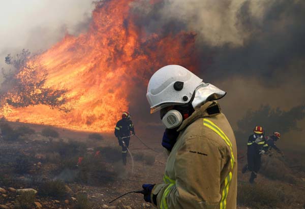 Forest fire rages in Athens