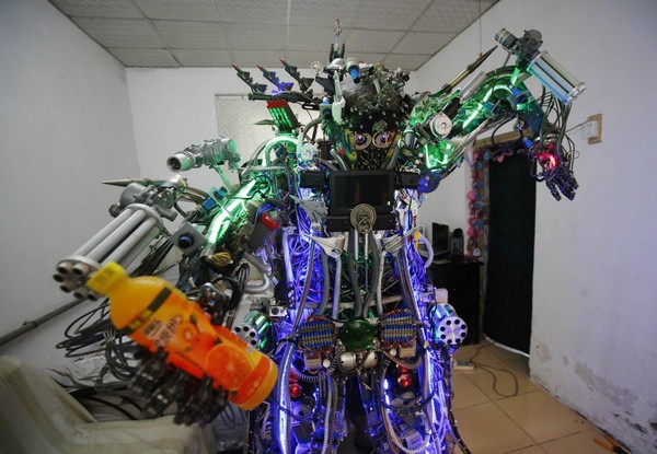 Inventor uses scrap to build robot