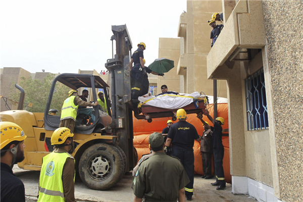 610 kg Saudi man forklifted to hospital