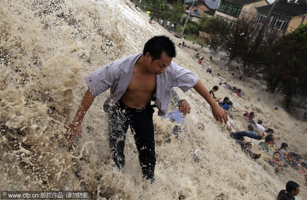 Typhoon waves crash over spectators in E China