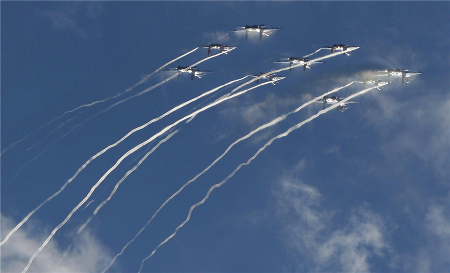 Moscow air show opens with flight demonstrations