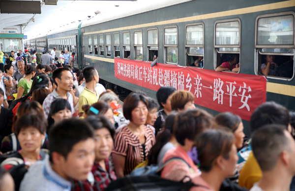 Cotton workers pack trains in C China