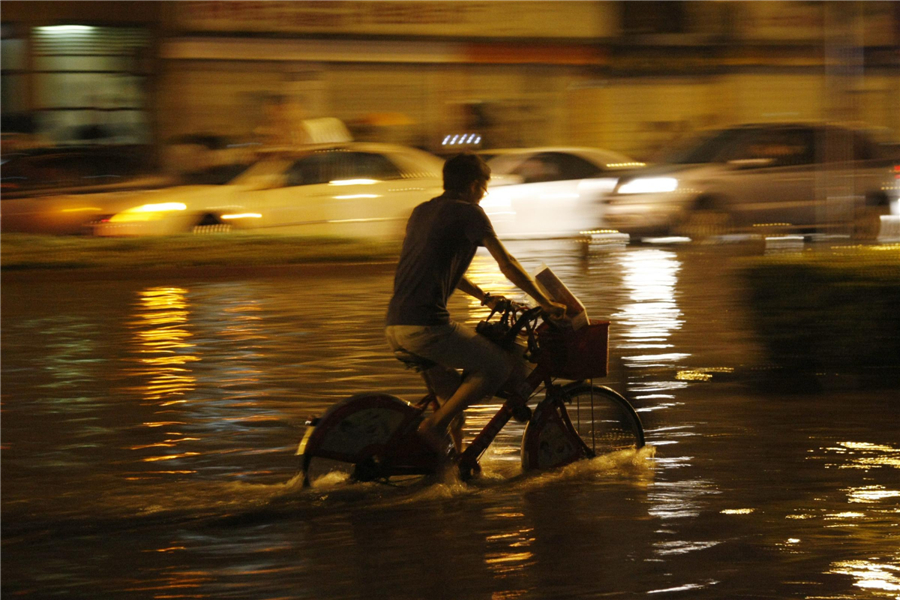 Heavy rain hits Hangzhou, causing traffic jam