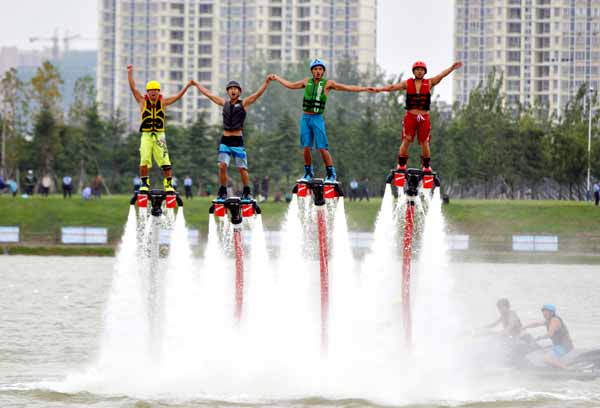 Stunt spectacle kicks off rowing championships