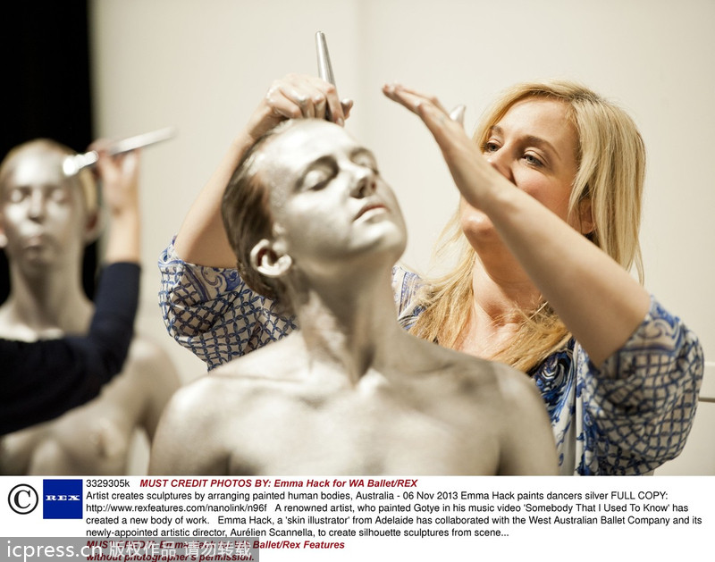 Ballet dancers become body sculpture