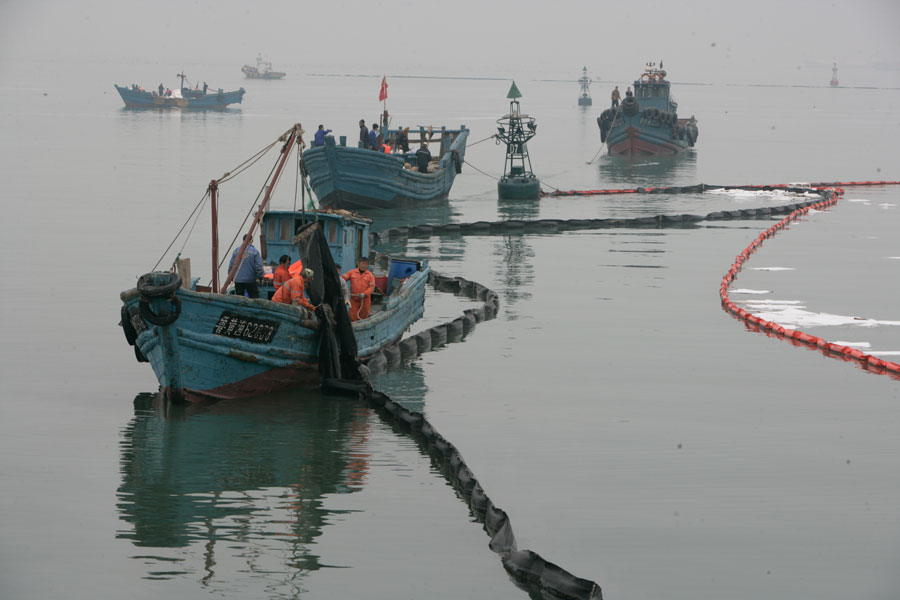 Ocean cleaned after oil leak and blast killed 52