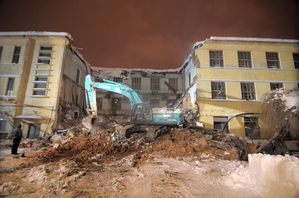 9 people die in snowstorm-caused collapse