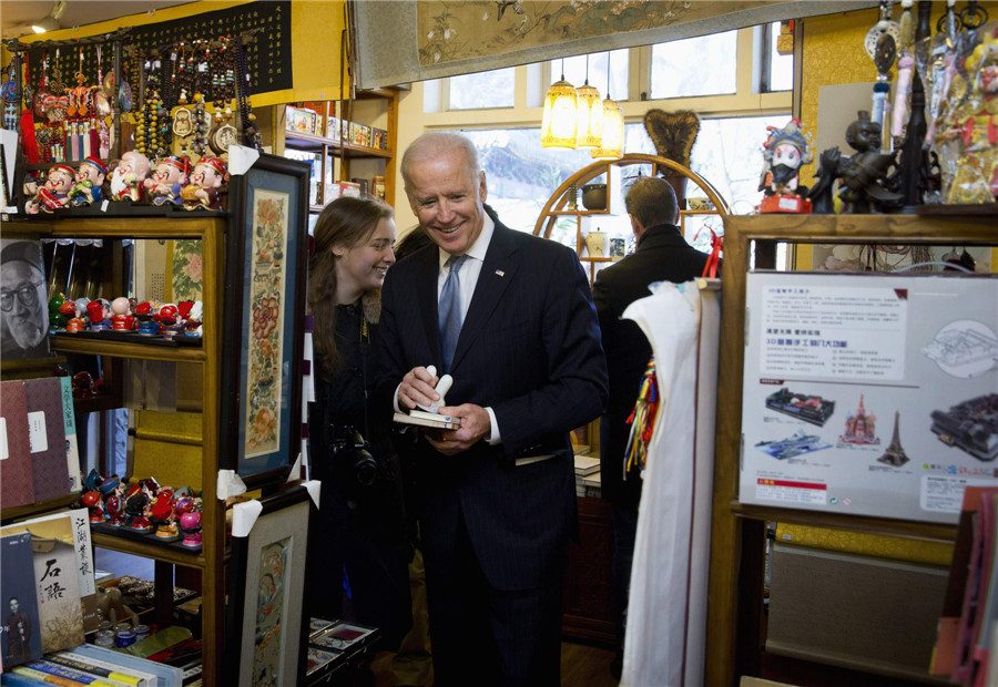 US VP and his granddaughter tour Beijing <EM>hutong</EM>