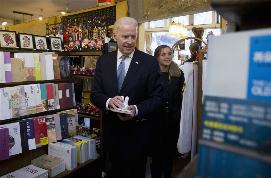 US VP and his granddaughter tour Beijing <EM>hutong</EM>