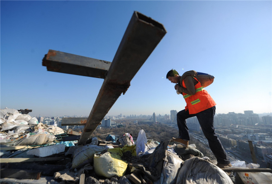 Biggest illegal rooftop villa in Beijing dismantled