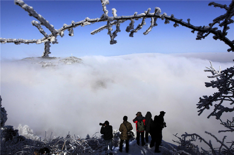 Lushan Mountain in white