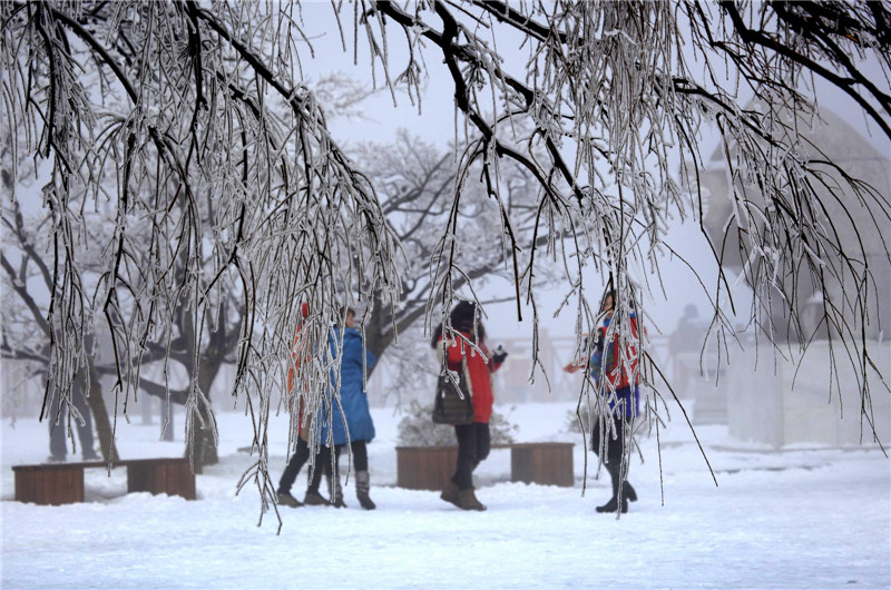 Lushan Mountain in white