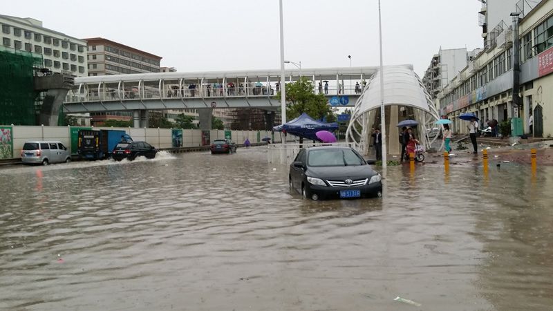 Killer rainstorms disrupt transport in S China