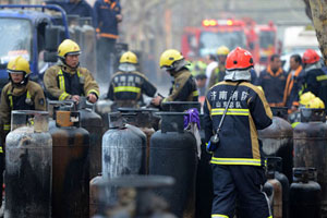 12 trapped in collapsed tunnel in NE China