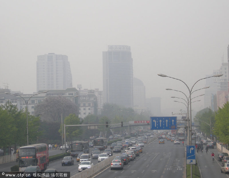 Beijing chokes under heavy smog