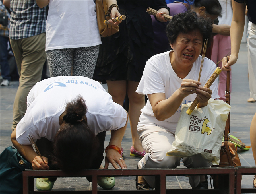 Families pray as missing flight marks 100th day