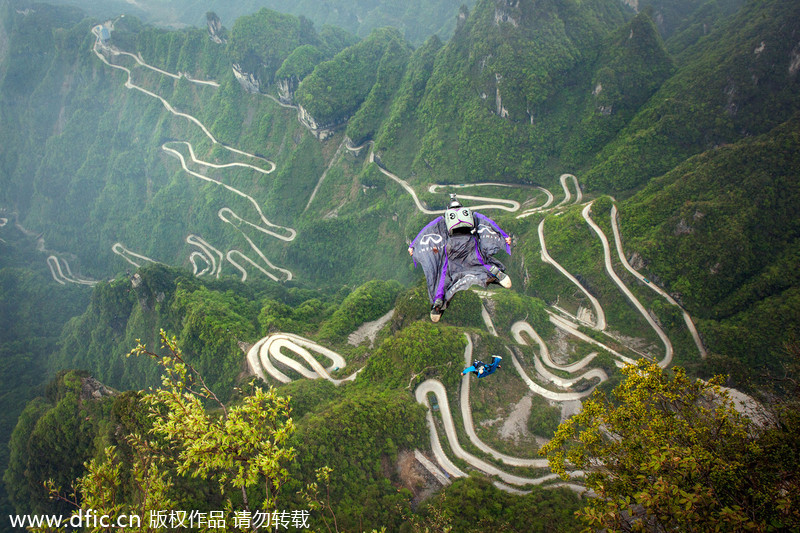 Two daredevil Russian wingsuiters jump Tianmen Mountain