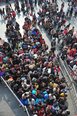 Passengers swarm at Guangzhou Railway Station