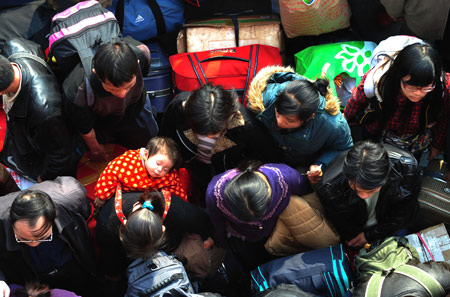 Passengers swarm at Guangzhou Railway Station