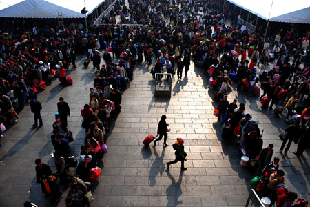 Passengers swarm at Guangzhou Railway Station