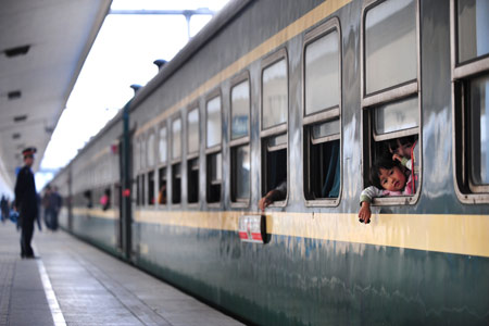 Passengers swarm at Guangzhou Railway Station