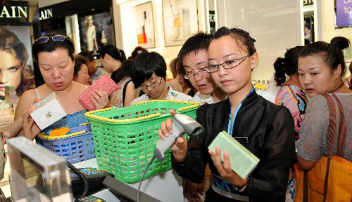 18,000 shoppers per day visite tax-free shop in Sanya, China's Hainan