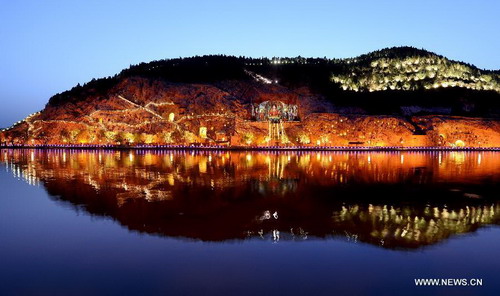 Night scene of Longmen Grottoes in Luoyang