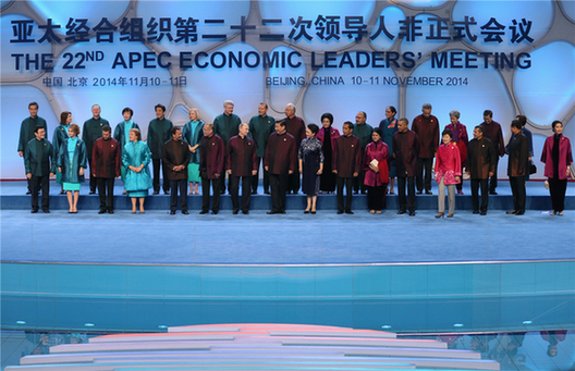 APEC honors Suzhou silk garment maker with medal