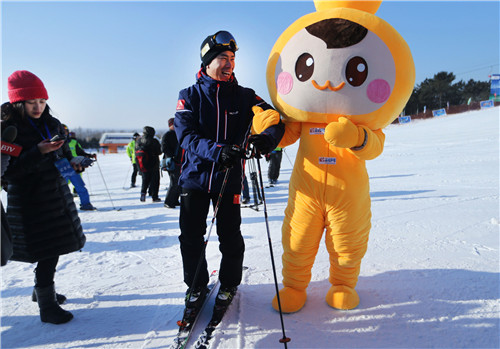 Beijing welcomes winter with snow day