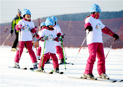 Beijing welcomes winter with snow day