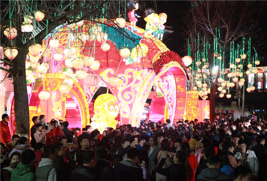 Residents flood to Confucius Temple for lantern feast