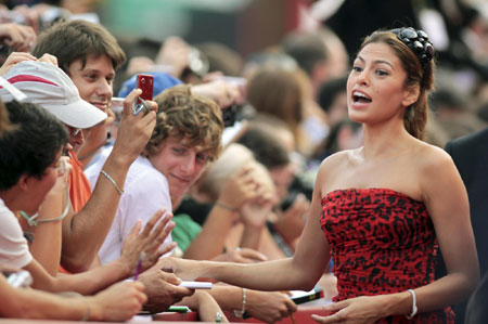 Eva Mendes arrives for screening of 'Baaria' which opens the 66th Venice Film Festival