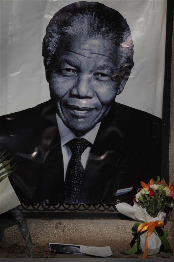 People come say farewell to Mandela in Beijing