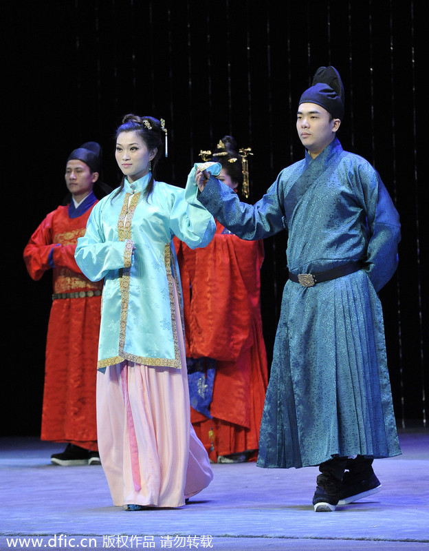 Traditional and modern Han ethnic costumes on show