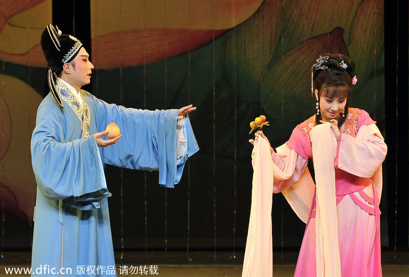 Traditional and modern Han ethnic costumes on show