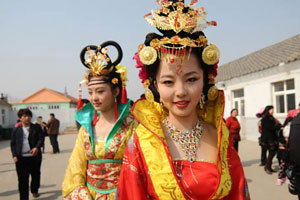 Traditional and modern Han ethnic costumes on show