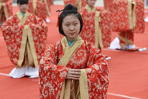 Traditional and modern Han ethnic costumes on show